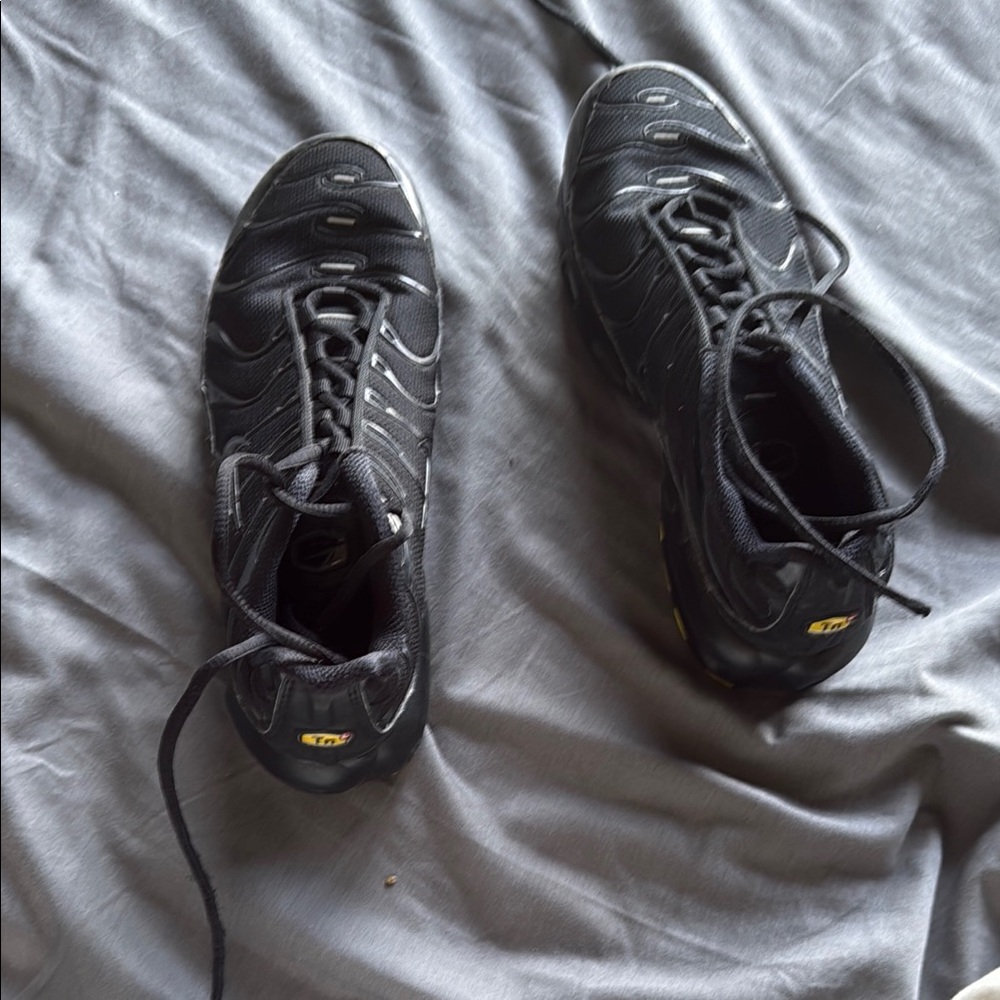 Nike Black Athletic Shoes High-Performance Design
